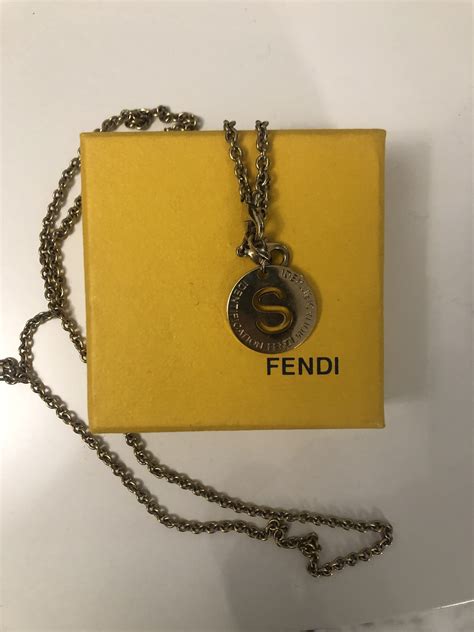 collana iniziale fendi prezzo|fendi scogliere.